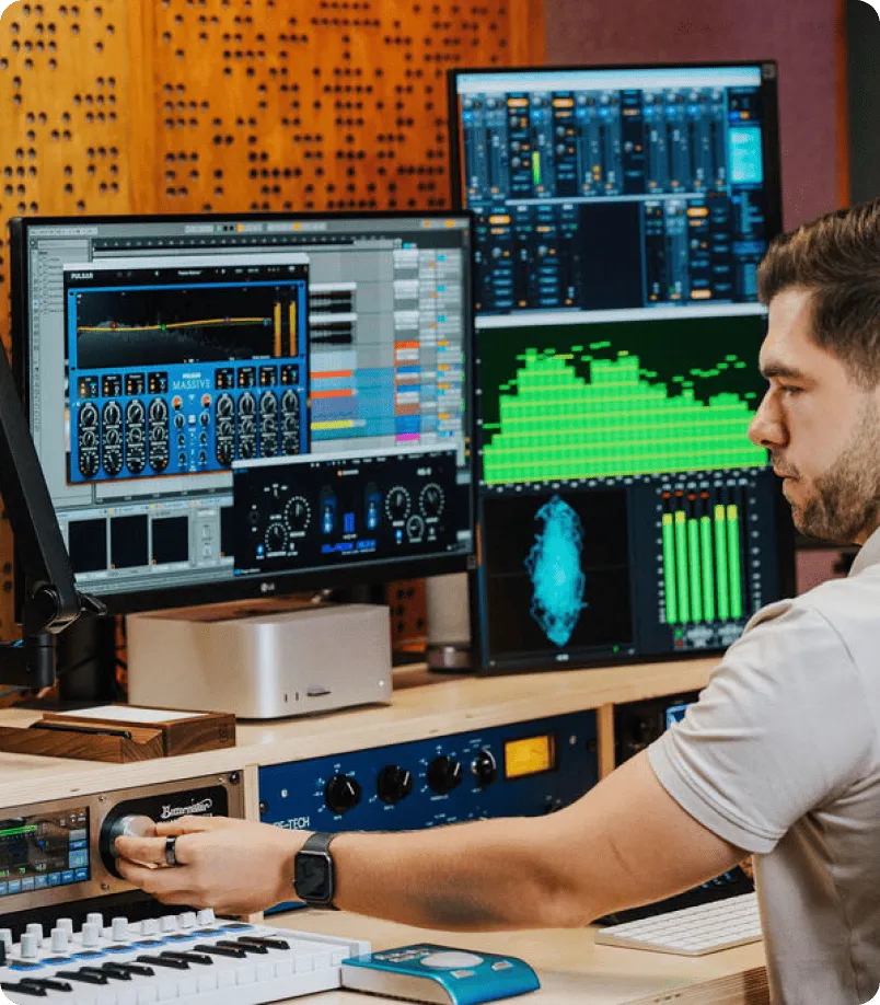 Tomek Moskalski w studiu Hugiz Records